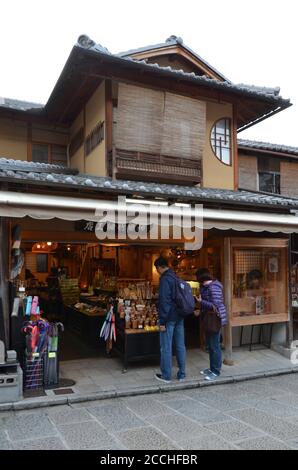 Touristen in den gepflasterten Straßen Ninen-zaka und Sannen-zaka in Gion, Altstadt von Kyoto Stockfoto