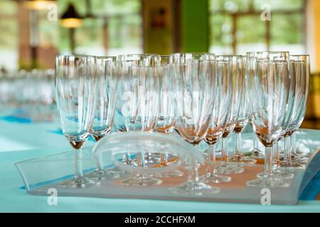 Tablett mit leeren Sektgläsern bereit, wenn gefüllt werden Die Party beginnt Stockfoto