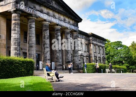 Sa 22. August 2020. Edinburgh, Großbritannien. Die ersten Besucher kehren im Rahmen der stufenweisen Wiedereröffnung der National Galleries of Scotland nach ihrer fünfmonatigen Schließung während der COVID-19 Pandemie in die Scottish National Gallery of Modern Art zurück. Die Scottish National Gallery of Modern Art wird am Montag, den 24. August 2020, wieder für die Öffentlichkeit zugänglich gemacht. Stockfoto