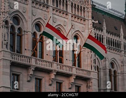 Zwei ungarische Flaggen auf dem parlamentsgebäude . BUDAPEST, UNGARN Stockfoto