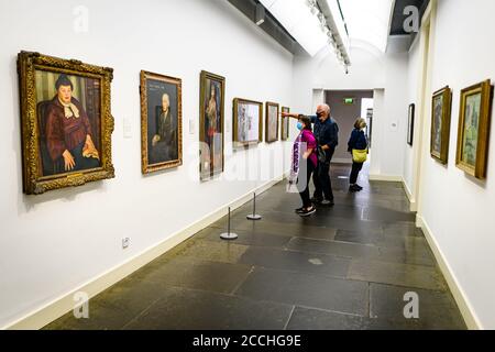 Sa 22. August 2020. Edinburgh, Großbritannien. Die ersten Besucher kehren im Rahmen der stufenweisen Wiedereröffnung der National Galleries of Scotland nach ihrer fünfmonatigen Schließung während der COVID-19 Pandemie in die Scottish National Gallery of Modern Art zurück. Die Scottish National Gallery of Modern Art wird am Montag, den 24. August 2020, wieder für die Öffentlichkeit zugänglich gemacht. Stockfoto