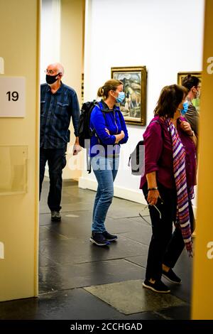 Sa 22. August 2020. Edinburgh, Großbritannien. Die ersten Besucher kehren im Rahmen der stufenweisen Wiedereröffnung der National Galleries of Scotland nach ihrer fünfmonatigen Schließung während der COVID-19 Pandemie in die Scottish National Gallery of Modern Art zurück. Die Scottish National Gallery of Modern Art wird am Montag, den 24. August 2020, wieder für die Öffentlichkeit zugänglich gemacht. Stockfoto