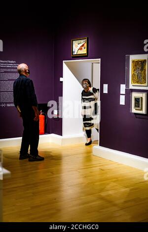 Sa 22. August 2020. Edinburgh, Großbritannien. Die ersten Besucher kehren im Rahmen der stufenweisen Wiedereröffnung der National Galleries of Scotland nach ihrer fünfmonatigen Schließung während der COVID-19 Pandemie in die Scottish National Gallery of Modern Art zurück. Die Scottish National Gallery of Modern Art wird am Montag, den 24. August 2020, wieder für die Öffentlichkeit zugänglich gemacht. Stockfoto