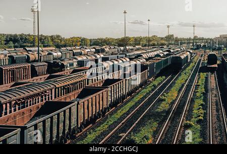 Eisenbahnbahnhof. Viele Schienenfahrzeuge. Zahlreiche Güterwagen auf dem Rangierbahnhof Stockfoto
