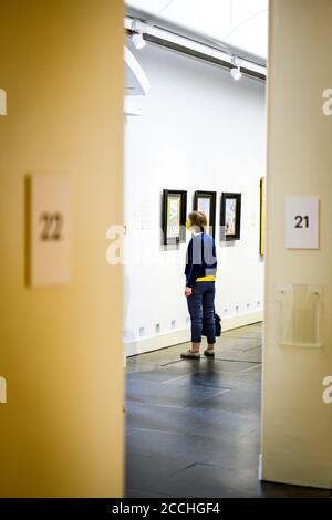 Sa 22. August 2020. Edinburgh, Großbritannien. Die ersten Besucher kehren im Rahmen der stufenweisen Wiedereröffnung der National Galleries of Scotland nach ihrer fünfmonatigen Schließung während der COVID-19 Pandemie in die Scottish National Gallery of Modern Art zurück. Die Scottish National Gallery of Modern Art wird am Montag, den 24. August 2020, wieder für die Öffentlichkeit zugänglich gemacht. Stockfoto