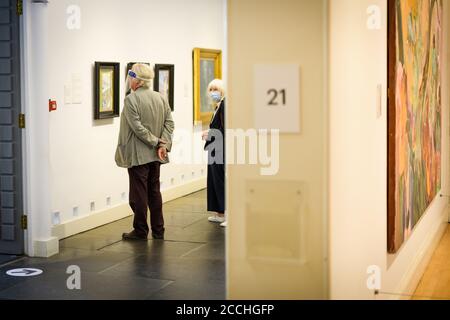 Sa 22. August 2020. Edinburgh, Großbritannien. Die ersten Besucher kehren im Rahmen der stufenweisen Wiedereröffnung der National Galleries of Scotland nach ihrer fünfmonatigen Schließung während der COVID-19 Pandemie in die Scottish National Gallery of Modern Art zurück. Die Scottish National Gallery of Modern Art wird am Montag, den 24. August 2020, wieder für die Öffentlichkeit zugänglich gemacht. Stockfoto