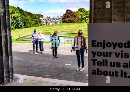 Sa 22. August 2020. Edinburgh, Großbritannien. Die ersten Besucher kehren im Rahmen der stufenweisen Wiedereröffnung der National Galleries of Scotland nach ihrer fünfmonatigen Schließung während der COVID-19 Pandemie in die Scottish National Gallery of Modern Art zurück. Die Scottish National Gallery of Modern Art wird am Montag, den 24. August 2020, wieder für die Öffentlichkeit zugänglich gemacht. Stockfoto