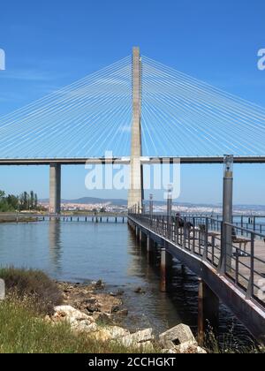 Passeio do Tejo in Lissabon mit Blick auf den Vasco Da Gama Brücke Stockfoto