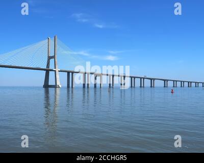 Passeio do Tejo in Lissabon mit Blick auf den Vasco Da Gama Brücke Stockfoto