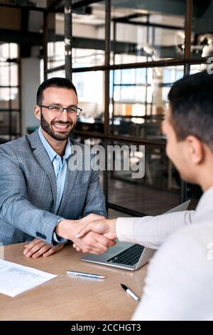 Zwei Männer, die nach einem guten Interview die Hände schütteln Stockfoto