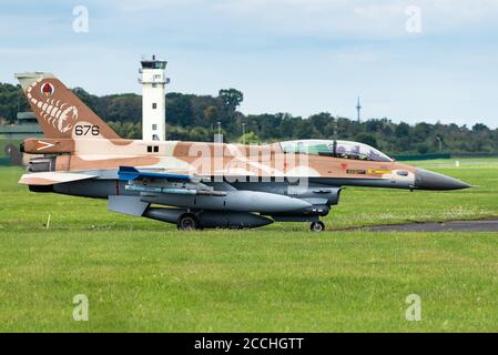 Nörvenich, Deutschland, 20. August 2020: Ein israelischer F-16 'Barak' Kampfjet, der vom Luftwaffenstützpunkt Nörvenich in Deutschland abfliegt. Stockfoto