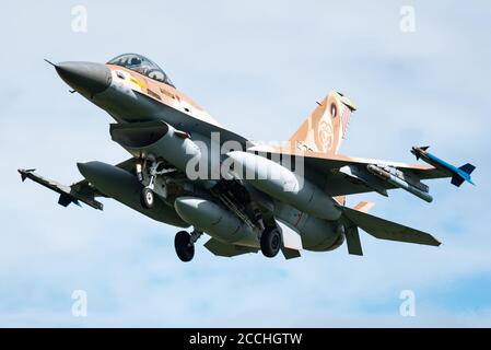 Nörvenich, Deutschland, 20. August 2020: Ein israelischer F-16 'Barak' Kampfjet, der vom Luftwaffenstützpunkt Nörvenich in Deutschland abfliegt. Stockfoto