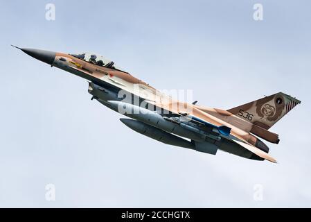 Nörvenich, Deutschland, 20. August 2020: Ein israelischer F-16 'Barak' Kampfjet, der vom Luftwaffenstützpunkt Nörvenich in Deutschland abfliegt. Stockfoto