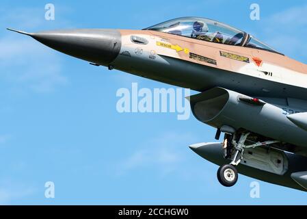 Nörvenich, Deutschland, 20. August 2020: Ein israelischer F-16 'Barak' Kampfjet, der vom Luftwaffenstützpunkt Nörvenich in Deutschland abfliegt. Stockfoto