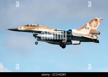 Nörvenich, Deutschland, 20. August 2020: Ein israelischer F-16 'Barak' Kampfjet, der vom Luftwaffenstützpunkt Nörvenich in Deutschland abfliegt. Stockfoto