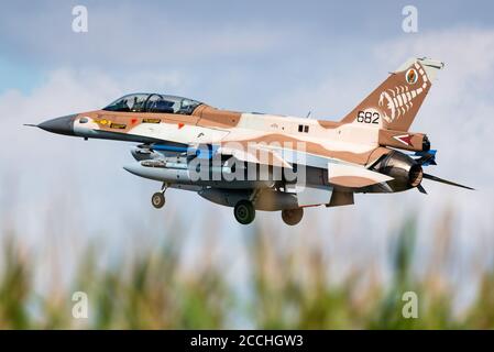 Nörvenich, Deutschland, 20. August 2020: Ein israelischer F-16 'Barak' Kampfjet, der vom Luftwaffenstützpunkt Nörvenich in Deutschland abfliegt. Stockfoto