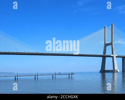 Passeio do Tejo in Lissabon mit Blick auf den Vasco Da Gama Brücke Stockfoto