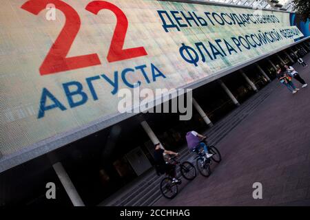 Moskau, Russland. 22. August 2020 die Inschrift "22. August ist der Tag der Nationalflagge der Russischen Föderation" auf einer riesigen Leinwand auf der Fassade des Oktober-Kinogebäudes auf Novy Arbat Avenue im Zentrum von Moskau Stadt, Russland Stockfoto