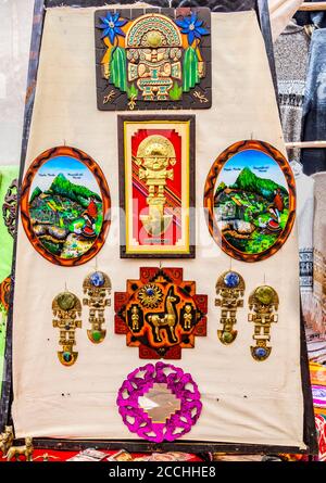 Schöne traditionelle peruanische Ornamentik der alten Inkas. Es wird von modernen Künstlern gemacht. Auf dem Handwerksmarkt von Pisac, in der Nähe von Cusco, Peru Stockfoto