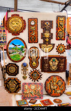 Schöne traditionelle peruanische Ornamentik der alten Inkas. Es wird von modernen Künstlern gemacht. Auf dem Handwerksmarkt von Pisac, in der Nähe von Cusco, Peru Stockfoto