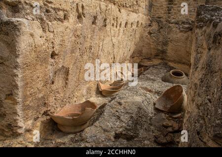 Reste einer Taverne, die ihre Weine in riesigen Keramikkannen in einem überdachten Bereich hinter dem Servierboden gelagert hat. QA'lat eine Burgfestung in Andalusien, Spanien Stockfoto