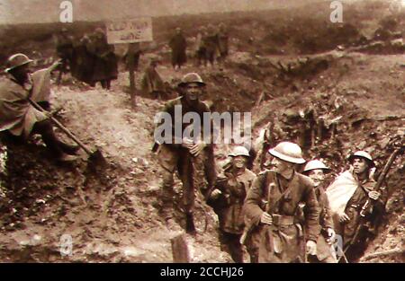 WWI - 1917 - entzückte britische Truppen kommen an den Hindenburg Linie Gräben zwischen den Vimy und Chemin des James Grate. Das Gebiet war zuvor von den deutschen Streitkräften besetzt worden, wie das Schild auf der Rückseite zeigt, auf dem die "ALTE HUN-LINIE" steht. Stockfoto