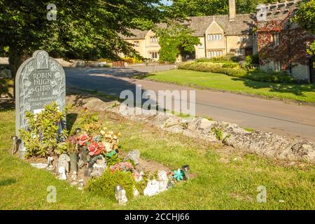 Grave von Robin Hugh Gibb Sänger Songwriter mit der Bee Gees in St Mary's Church Thame Oxfordshire seine Familie Startseite das Präbendal im Hintergrund Stockfoto