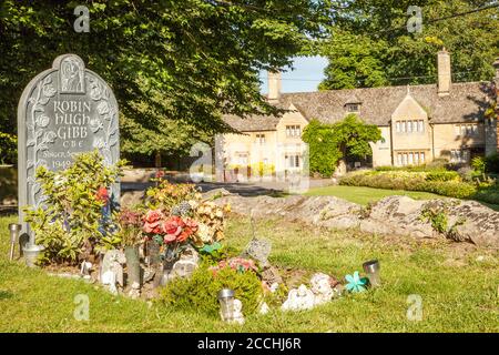 Grave von Robin Hugh Gibb Sänger Songwriter mit der Bee Gees in St Mary's Church Thame Oxfordshire seine Familie Startseite das Präbendal im Hintergrund Stockfoto