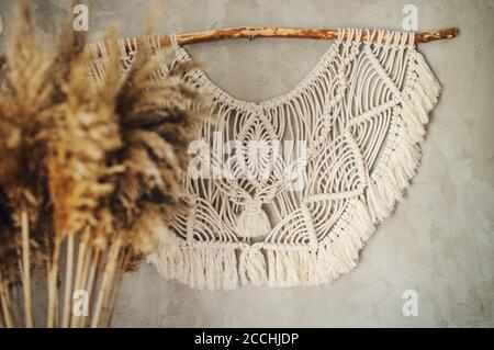 Schöne Boho Macrame Wandpaneel wird eine gemütliche Atmosphäre hinzufügen Und Charme in jedem Raum in Ihrem Zuhause Stockfoto