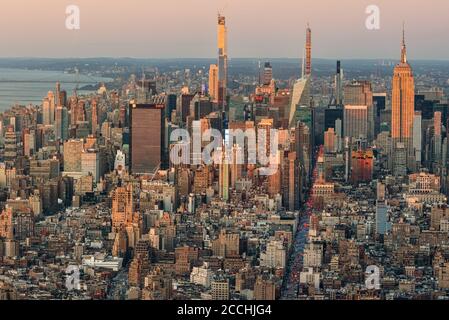 Goldenes Licht Über Der Skyline Von New York City Stockfoto