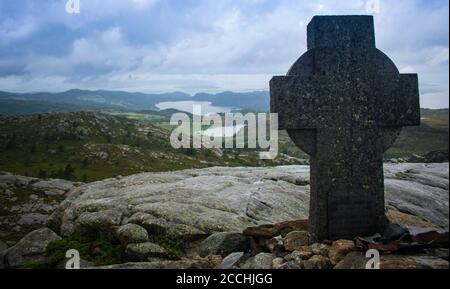 Holtaheai Minnesmerke -Flugzeug-Crash-Memorial mit Blick auf Tau Norwegen Stockfoto