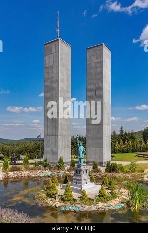 Krajno-Zagorze, Polen - 14. August 2020. Die Miniaturen der Freiheitsstatue und World Trade Center in Sabat Krajno Amusement und Miniaturen Park Stockfoto