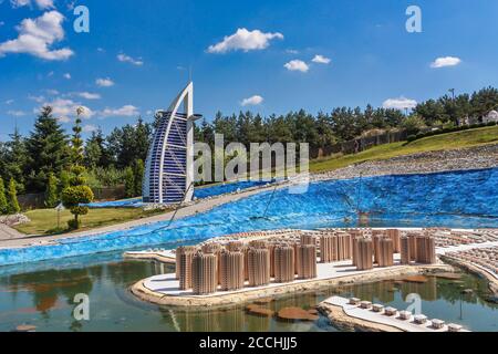 Krajno-Zagorze, Polen - 14. August 2020. Die Miniatur von Palm Jumeirah und Burj Al Arab im Sabat Krajno Amusement and Miniatures Park Stockfoto