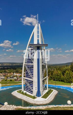 Krajno-Zagorze, Polen - 14. August 2020. Die Miniatur des Burj Al Arab Hotel in Sabat Krajno Amusement and Miniatures Park Stockfoto