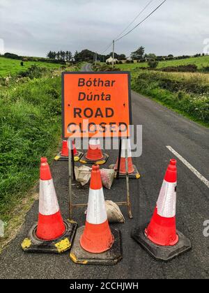 Straße geschlossen Zeichen in Gälisch und Englisch Stockfoto