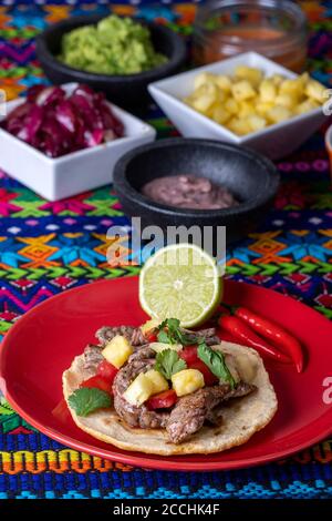 mexikanische Tortilla mit Salsas und Zutaten Stockfoto