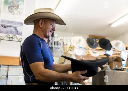 Jimmy 'The hat man' Harrison formt einen Hut in seiner Werkstatt in der Double H Custom hat Company in Darby, Montana am 31. Juli 2020. Stockfoto