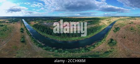 Das Luftpanorama des Landgutes des 18. Jahrhunderts des Gutsbesitzers Prinz Kurakin im Dorf Kurakino, Gebiet Penza, Russland, 2020 Stockfoto