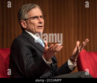 William Adams, Vorsitzender der National Endowment for the Humanities und ein Vietnam-Veteran, moderiert eine Podiumsdiskussion über den Vietnamkrieg in der LBJ Presidential Library am 28. April 2016 in Austin, Texas. Stockfoto