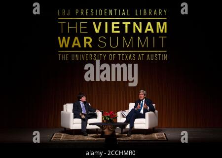 US-Außenminister John Kerry, rechts, ein Veteran des Vietnamkriegs, spricht mit dem Dokumentarfilmer Ken Burns während eines Gesprächs über den Vietnamkrieg in der LBJ Presidential Library am 27. April 2016 in Austin, Texas. Stockfoto