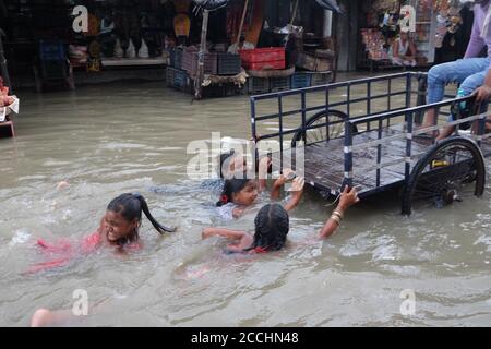 Kalkutta, Indien. August 2020. Kinder spielen während der Flut im Fluss des Ganges über die Straße. (Foto von Satyajit Shaw/Pacific Press) Quelle: Pacific Press Media Production Corp./Alamy Live News Stockfoto