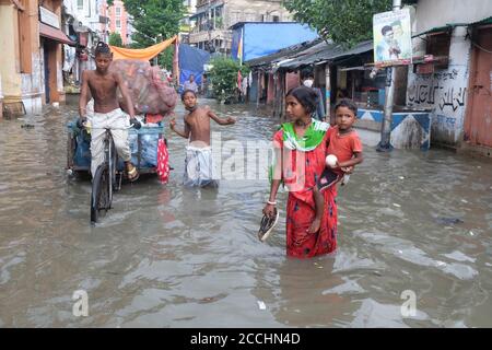 Kalkutta, Indien. August 2020. Pendler fahren durch das überflutete Gebiet über den Kalighat wegen der Flut im Fluss des Ganges. (Foto von Satyajit Shaw/Pacific Press) Quelle: Pacific Press Media Production Corp./Alamy Live News Stockfoto