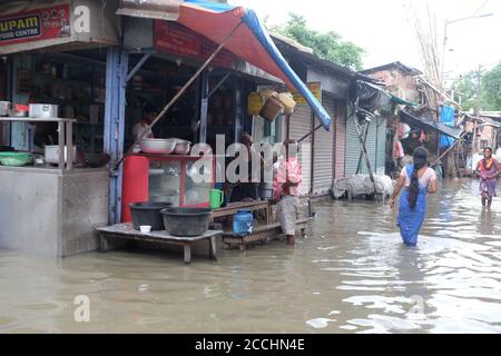 Kalkutta, Indien. August 2020. Überschwemmt über dem Kalighat Gebiet durch die Flut im Fluss des Ganges. (Foto von Satyajit Shaw/Pacific Press) Quelle: Pacific Press Media Production Corp./Alamy Live News Stockfoto