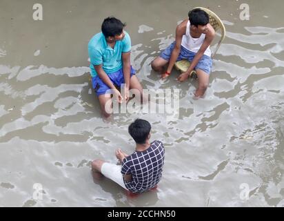 Kalkutta, Indien. August 2020. Nach der Flut im Fluss des Ganges sitzen Menschen über der Straße. (Foto von Satyajit Shaw/Pacific Press) Quelle: Pacific Press Media Production Corp./Alamy Live News Stockfoto