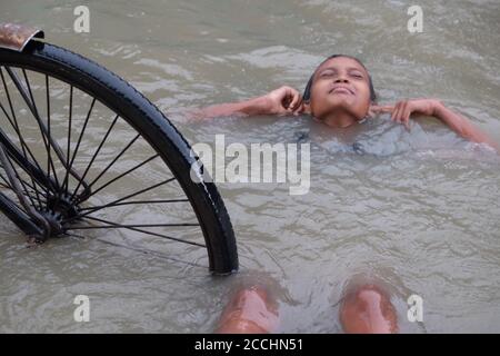 Kalkutta, Indien. August 2020. Kinder spielen während der Flut im Fluss des Ganges über die Straße. (Foto von Satyajit Shaw/Pacific Press) Quelle: Pacific Press Media Production Corp./Alamy Live News Stockfoto