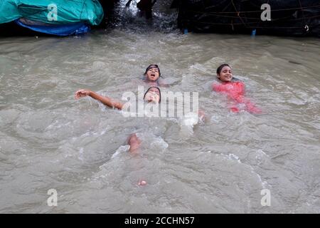 Kalkutta, Indien. August 2020. Kinder spielen während der Flut im Fluss des Ganges über die Straße. (Foto von Satyajit Shaw/Pacific Press) Quelle: Pacific Press Media Production Corp./Alamy Live News Stockfoto