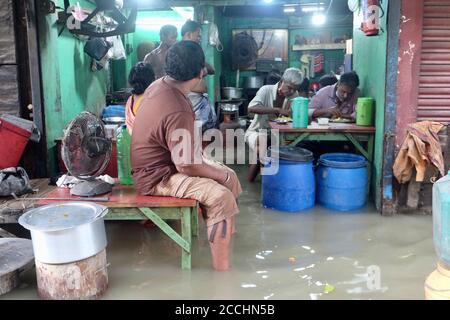 Kalkutta, Indien. August 2020. Die Menschen essen während der Flut im Fluss des Ganges über die Straße. (Foto von Satyajit Shaw/Pacific Press) Quelle: Pacific Press Media Production Corp./Alamy Live News Stockfoto