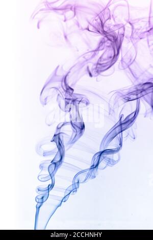 Künstlerisches Bild von Rauch mit Farbe auf weißem Hintergrund Stockfoto