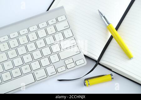 Weiße Aluminium-Tastatur mit gelbem Bürotisch Stockfoto