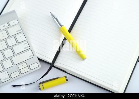 Weiße Aluminium-Tastatur mit gelbem Bürotisch Stockfoto